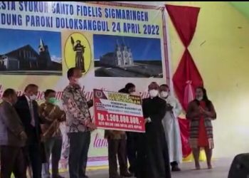 Bantuan hibah pembangunan Gereja Katolik St. Fidelis Doloksanggul sebesar 1,5 Milyar yang disampaikan oleh Bupati Humbahas secara simbolis.