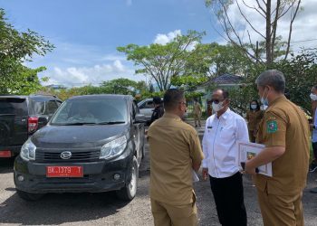 Wakil Bupati Simalungun, H Zonny Waldi saat cek kondisi kendaraan dinas, di halaman Kantor Inspektorat Simalungun, Pamatang Raya, Sumut, Senin (18/4/2022).