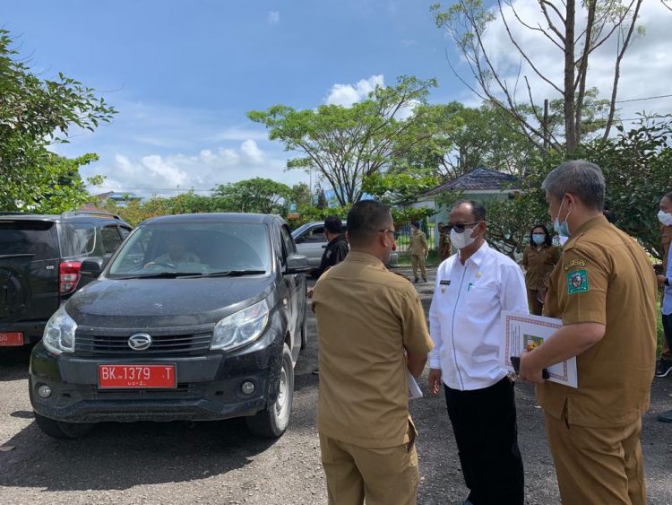 Wakil Bupati Simalungun, H Zonny Waldi saat cek kondisi kendaraan dinas, di halaman Kantor Inspektorat Simalungun, Pamatang Raya, Sumut, Senin (18/4/2022).