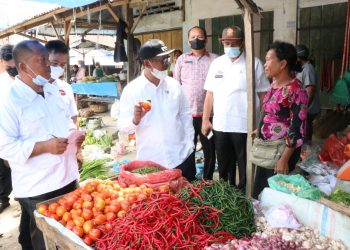 Wakil Bupati Simalungun saat sidak harga bahan pokok penting di Pasar Modern Perdagangan.
