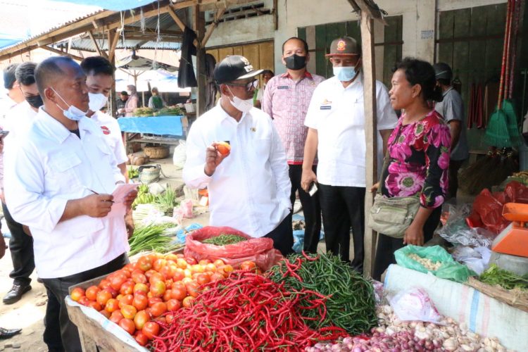 Wakil Bupati Simalungun saat sidak harga bahan pokok penting di Pasar Modern Perdagangan.