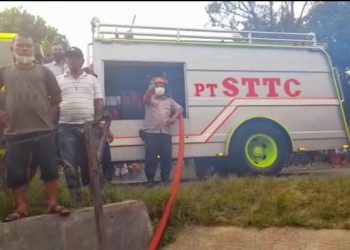 Petugas damkar PT. STTC tampak berusaha memadamkan kobaran api.