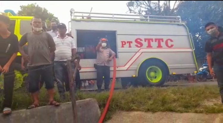 Petugas damkar PT. STTC tampak berusaha memadamkan kobaran api.