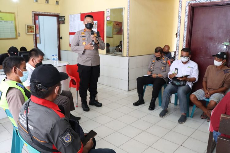 Kapolres Simalungun, AKBP Nicolas Dedy Arifianto SH, SIK, MH, saat memberikan arahan kepada para undangan.