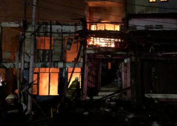 Kebakaran hebat melanda Pasar Gembrong, Jalan Jenderal Basuki Rahmat, Cipinang Utara, Jatinegara, Jakarta Timur pada Minggu (24/4/2022) malam. (Foto: Antara)