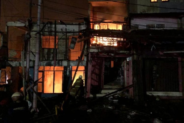 Kebakaran hebat melanda Pasar Gembrong, Jalan Jenderal Basuki Rahmat, Cipinang Utara, Jatinegara, Jakarta Timur pada Minggu (24/4/2022) malam. (Foto: Antara)