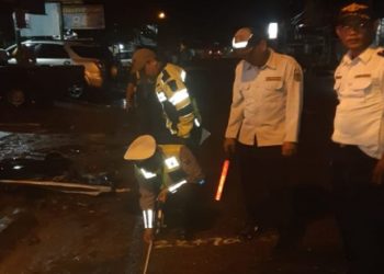 Polisi melakukan olah tempat kejadian perkara (TKP) kecelakaan yang menewaskan pegawai Dishub Tapsel di Jalan Umum Km 32-33 jurusan Padangsidimpuan ke Panyabungan. Foto/SINDOnews/Zia Nasution