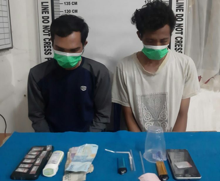 Foto kedua pelaku dan barang bukti sabu yang diamankan Polisi.
