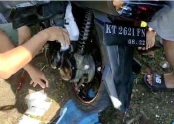 Petugas BNNP Sulawesi Tenggara sedang membongkar sabu-sabu yang disembunyikan di saringan udara sepeda motor.Foto/Jemmy Hendrik