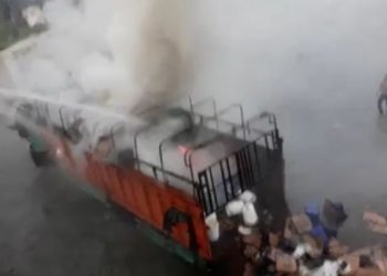 Truk ekspedisi terbakar terjun ke sungai. Foto: Husein/SINDOnews