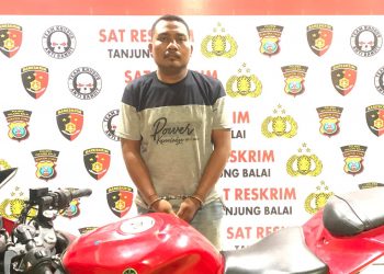 Foto pelakau dan barang  bukti sepeda motor yang diamankan Polisi.