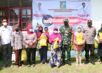 Foto bersama disela kegiatan.