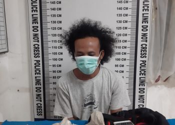 Foto pelaku dan barang bukti diamankan di kantor Polisi.