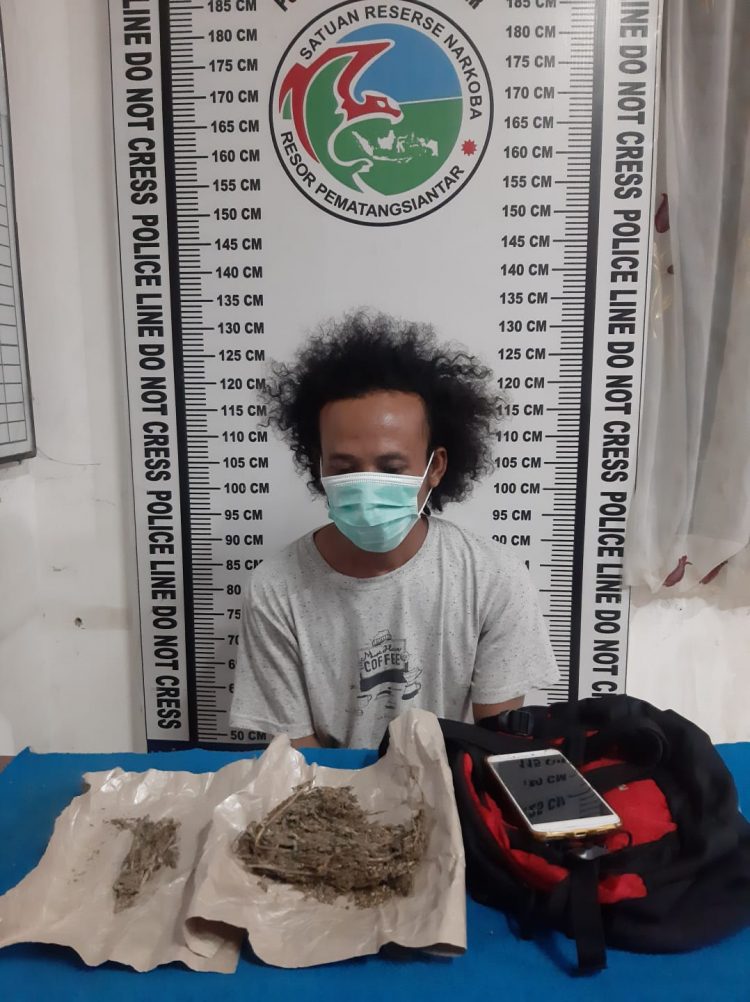 Foto pelaku dan barang bukti diamankan di kantor Polisi.