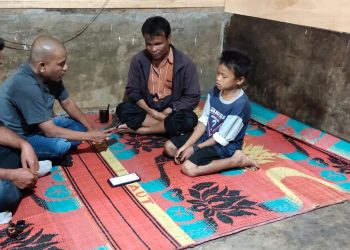 Monang Lumbangaol bersama Eduward saat ditemui di kediaman mereka, jalan Dusun Sibaragas Desa Parsingguran II, Kecamatan Pollung, Jumat (29/4/2022).