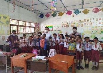 Bupati Humbahas Dosmar Banjarnahor, foto bersama Prof Yohanes Surya Phd, tokoh pendidikan Indonesia dan Pendiri Surya Institut dan para pelajar SD.