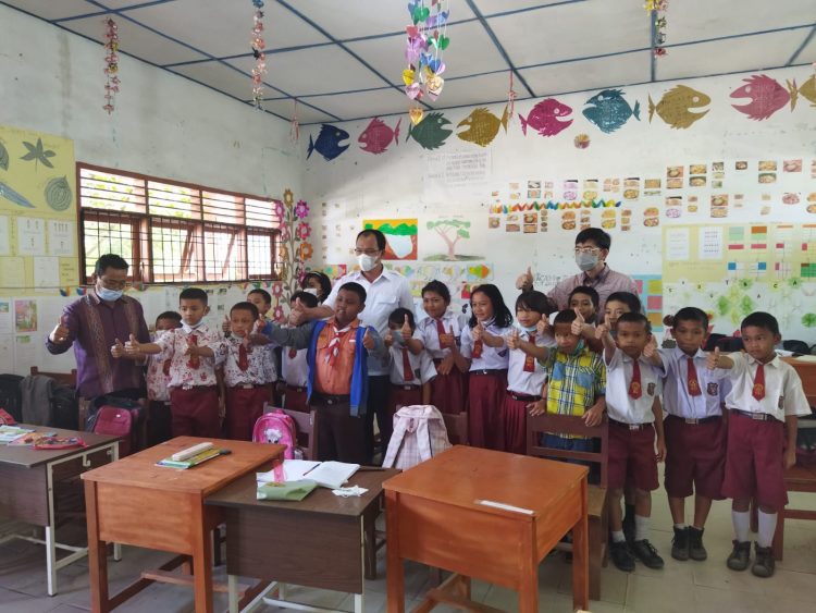 Bupati Humbahas Dosmar Banjarnahor, foto bersama Prof Yohanes Surya Phd, tokoh pendidikan Indonesia dan Pendiri Surya Institut dan para pelajar SD.