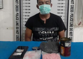 Foto pelaku dan barang bukti Narkotika diamankan di kantor Polisi.