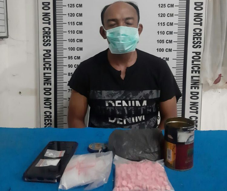 Foto pelaku dan barang bukti Narkotika diamankan di kantor Polisi.