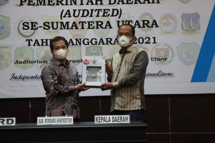 Bupati Humbahas, Dosmar Banjarnahor menerima laporan hasil pemeriksaan atas LKPD TA 2021, yang disampaikan langsung  oleh Kepala BPK RI Perwakilan Sumatera Utara, Eydu Oktain Panjaitan, di Auditorium Badan Pemeriksa Keuangan (BPK) RI Perwakilan Sumatera Utara, Medan, Kamis (21/4/2022).