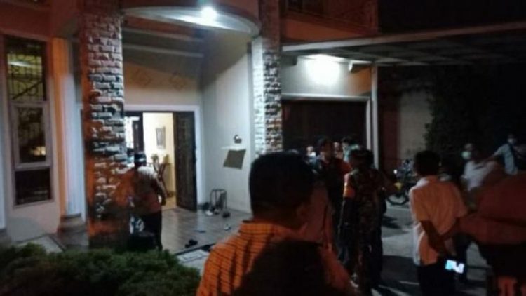 Lokasi rumah yang menjadi TKP penemuan mayat ibu dan dua anak kembarnya di Jalan Antara Pasar 4,5 Kelurahan Lubukpakam, Deliserdang. (Foto: Antara/Rahmat Hidayat)