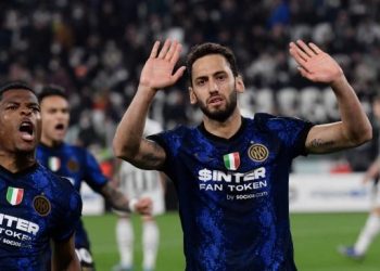 Hakan Calhanoglu sukses menyarangkan gol penalti membawa Inter Milan mempermalukan Juventus di kandangnya sendiri dengan skor 1-0. (Foto: AFP)