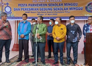 Bupati Simalungun, Radiapoh Hasiholan Sinaga, diwakili Kepala Badan Kesatuan Bangsa dan Politik (Kaban Kesbangpol), Arifin Nainggolan, bersama Ketua DPRD, Timbul Jaya Sibarani dan pimpinan OPD saat menghadiri peringatkan kenaikan Isa Almasih, di Gereja HKBP Resort Tiga Dolok, Kecamatan Dolok Panribuan, Kabupaten Simalungun, Sumut, Minggu (17/4/2022).