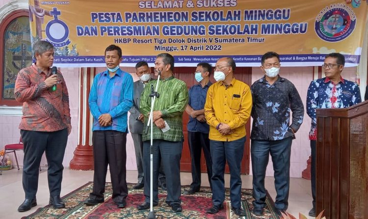 Bupati Simalungun, Radiapoh Hasiholan Sinaga, diwakili Kepala Badan Kesatuan Bangsa dan Politik (Kaban Kesbangpol), Arifin Nainggolan, bersama Ketua DPRD, Timbul Jaya Sibarani dan pimpinan OPD saat menghadiri peringatkan kenaikan Isa Almasih, di Gereja HKBP Resort Tiga Dolok, Kecamatan Dolok Panribuan, Kabupaten Simalungun, Sumut, Minggu (17/4/2022).