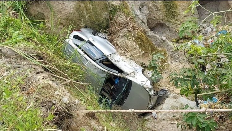 Foto kondisi mobil saat masih di lokasi kejadian.