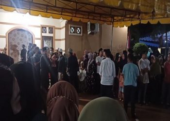 Jenazah Ipda Imam Agus Husein Tanjung, personel Brimob Polda Sulawesi Tenggara yang meninggal saat melakukan pengamanan unjuk rasa tiba di rumah duka, Rabu (13/4/2022) dini hari. iNews TV/Liansah