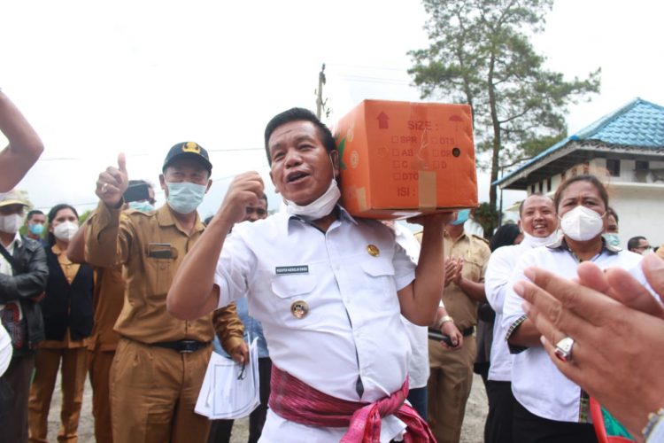Bupati Simalungun, Radiapoh Hasiholan Sinaga, saat launching pengiriman jeruk dengan brand Simaloengoen dari Rest Area Purba Tongah, Kecamatan Purba, Kabupaten Simalungun, Sumut, Selasa (19/4/2022).