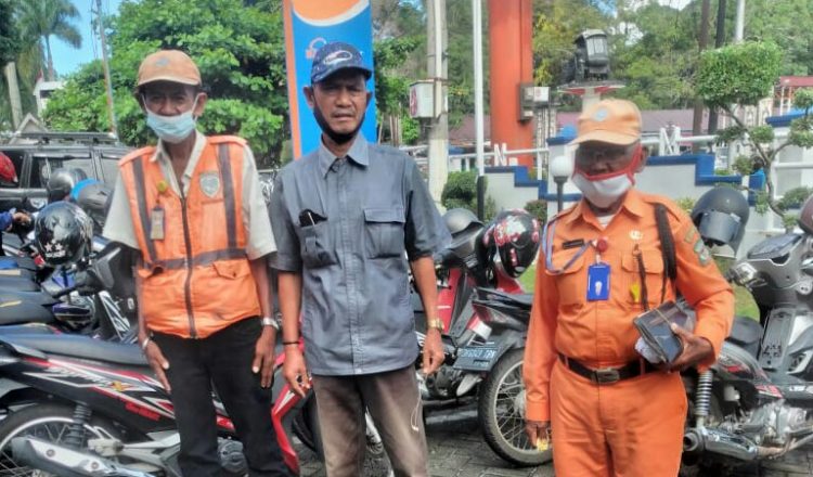 Juru Parkir (Jukir) di Siantar saat menyetor uang retribusi parkir ke kas daerah Pemko Siantar melalui Bank Sumut.