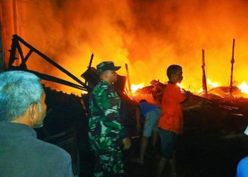 Kebakaran melanda Pasar Flamboyan, Desa Tanjung Sawit, Kecamatan Tapung, Kabupaten Kampar, Riau, Jumat( 22/4/2022) malam. Sebanyak tujuh kios terbakar.