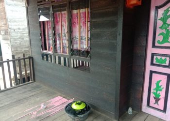 Foto rumah Putra yang dirusak pelaku.