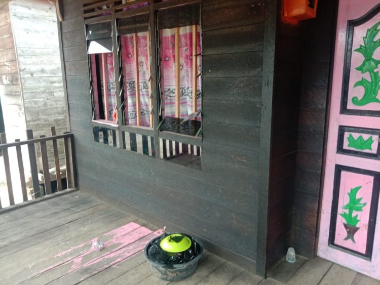 Foto rumah Putra yang dirusak pelaku.