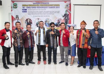 Foto bersama disela acara.