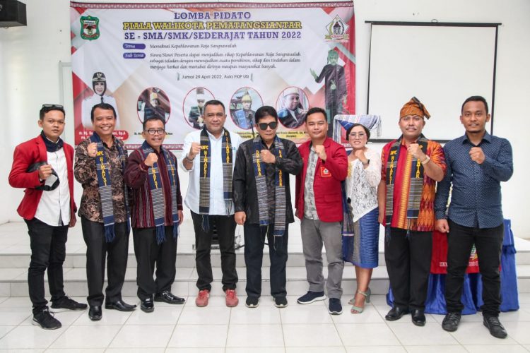 Foto bersama disela acara.