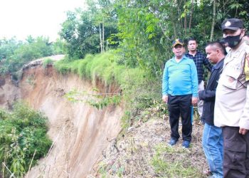 Bupati Simalungun, Radiapoh Hasiholan Sinaga, didampingi Wakil Bupati, H Zonny Waldi, meninjau lahan pertanian milik warga yang longsor, di Nagori Seribujandi, Kecamatan Pamatang Silimahuta, Kabupaten Simalungun, Sumut, Rabu (27/4/2022) lalu.