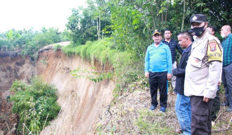 Bupati Simalungun, Radiapoh Hasiholan Sinaga, didampingi Wakil Bupati, H Zonny Waldi, meninjau lahan pertanian milik warga yang longsor, di Nagori Seribujandi, Kecamatan Pamatang Silimahuta, Kabupaten Simalungun, Sumut, Rabu (27/4/2022) lalu.