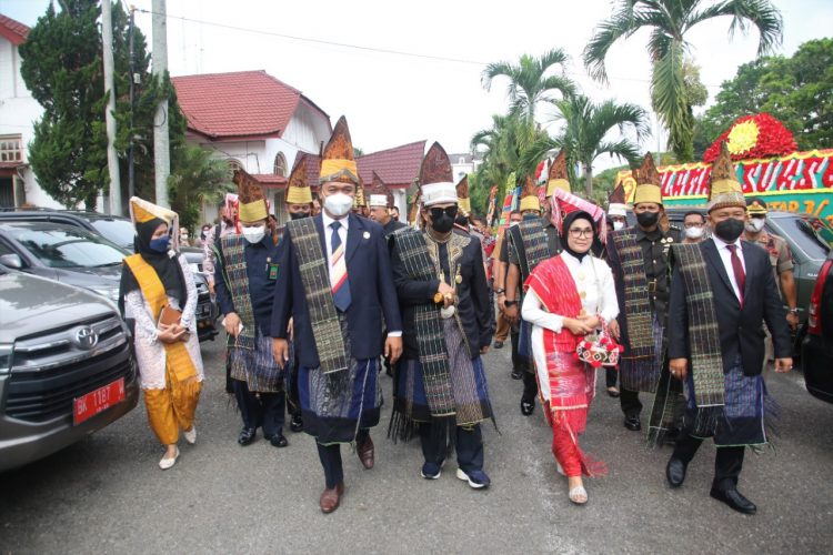 Plt. Wali Kota Pematangsiantar, dr Susanti Dewayani, Sp.A, bersama rombongan, saat hendak ziarah ke Jerat Raja Sang Naualuh Damanik, Jalan Pematang, Kecamatan Siantar Selatan, Kota Pematangsiantar, Senin (25/4/2022).