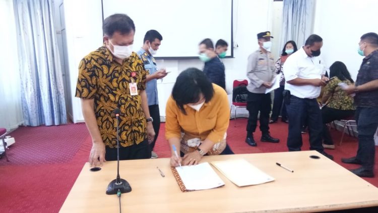 Penandatanganan Kesepakatan Bersama antara Pemerintah Humbahas dengan peserta MPP, Jumat (1/4/2022), di ruang rapat Sekretariat Daerah Perkantoran Bukit Inspirasi.