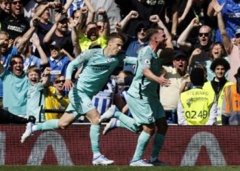 Pemain Brighton Leandro Trossard (kanan) rayakan gol ke gawang Tottenham Hotspur dalam pertandingan Liga Premier Inggris di Tottenham Hotspur Stadium, Sabtu (16/4/2022). [AFP]