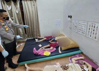 Kapolresta Deliserdang, Kombes Pol Irsan Sinuhaji dan Kasat Reskrim Kompol I Kadek Hery Cahyadi mengamati jasad korban yang terbaring di dalam rumah Rabu, (6/4/2022).