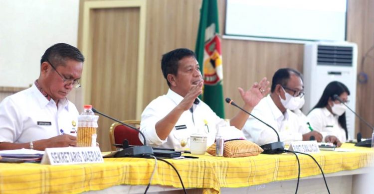 Bupati Simalungun, Radiapoh Hasiholan Sinaga saat memberikan arahan.