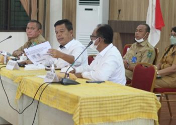 Bupati Simalungun, Radiapoh Hasiholan Sinaga didampingi Wakil Bupati Simalungun, H Zonny Waldi, memimpin rapat koordinasi (Rakor) pemerintahan, di Balei Harungguan Djabanten Damanik Kantor Bupati Simalungun, di Pamatang Raya, Selasa (5/4/2022).