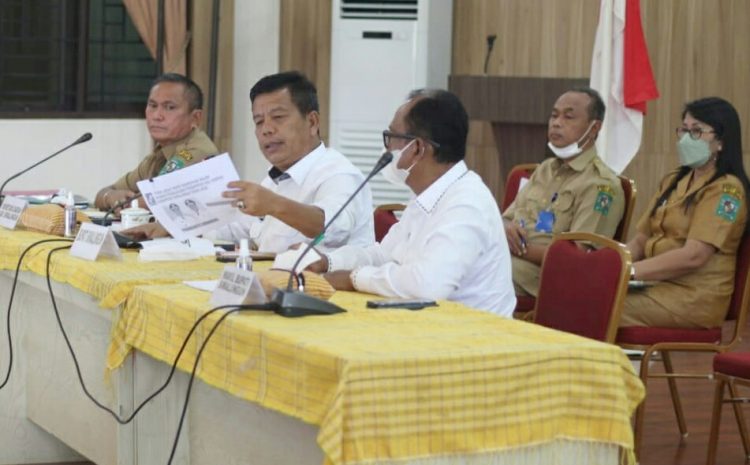 Bupati Simalungun, Radiapoh Hasiholan Sinaga didampingi Wakil Bupati Simalungun, H Zonny Waldi, memimpin rapat koordinasi (Rakor) pemerintahan, di Balei Harungguan Djabanten Damanik Kantor Bupati Simalungun, di Pamatang Raya, Selasa (5/4/2022).