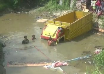 Truk terjun ke sungai dan seret 2 orang bersama dua motor setelah sebelumnya menabrak warung dan bengkel di Serdang Bedagai. Foto: iNewsTV/Wahyu Rustandi