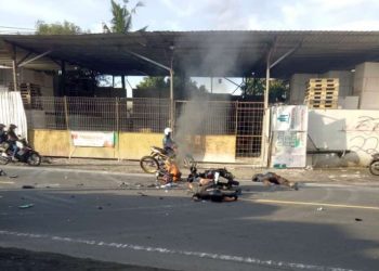 Kondisi motor terbakar di lokasi kecelakaan dan menewaskan seorang pengendaranya di kawasan Bantul.Foto/Erfan Ellin