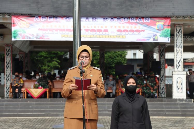 Plt Wali Kota Pematangsiantar membacakan pidato Kapolri.