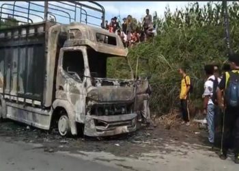 Warga mendatangi lokasi truk pengangkut pisang yang terbakar di Jalan Raya Saribudolok, Kecamatan Panei. Foto/Ist.